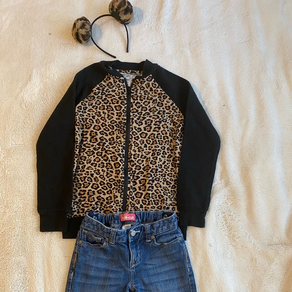 Leopard print jacket with jeans and headband - Picture 2 of 4